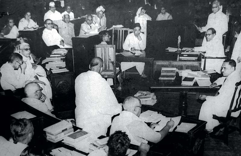 चित्र 1 · संविधान सभा की एक बैठक, 1950 · चित्र: अज्ञात / Wikimedia Commons / Public Domain