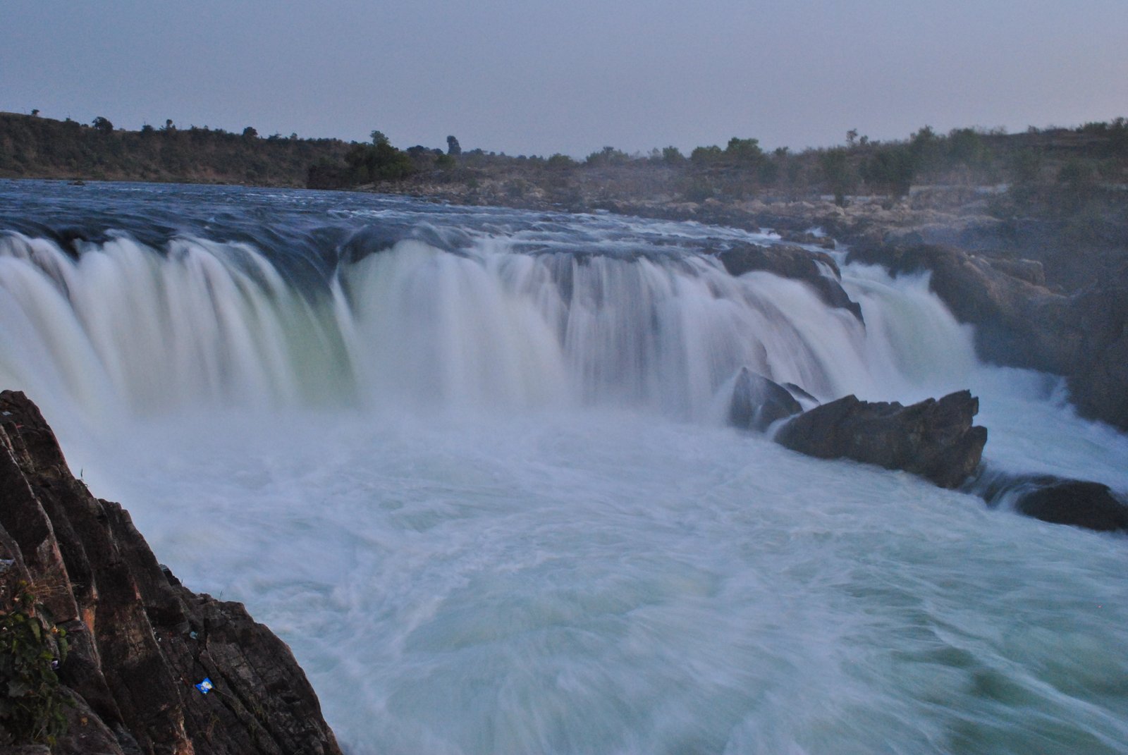Figure 2 : The Dhuandhar waterfall, where the Narmada drops through marble rocks near Jabalpur. Photo: Hariya1234 / Wikimedia Commons / CC BY 3.0