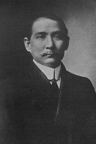 चित्र 4 : सन यात-सेन, 1917 में खींचा गया चित्र। इन्हें सर्वसम्मति से आधुनिक चीन का जनक माना जाता है।
