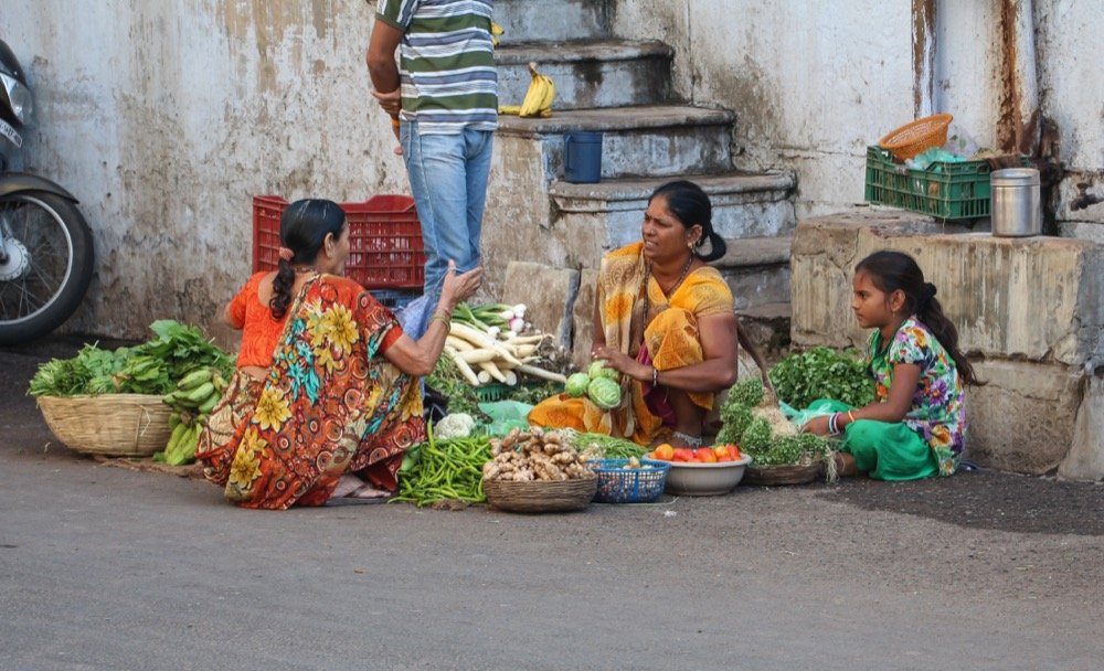 Figure 1: A wholesale vegetable market. Trading centres like this are the local collecting and distributing points the chapter describes. Photo: Bernard Gagnon / Wikimedia Commons / CC BY-SA 3.0.