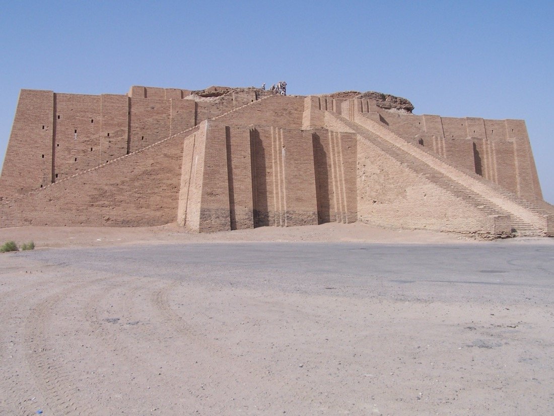 Figure 2 : The stepped ruins of a Mesopotamian ziggurat, the tall temple-tower that grew out of the small unbaked-brick shrines of the earliest cities. Photo: en:User:Hardnfast / Wikimedia Commons / CC BY 3.0.