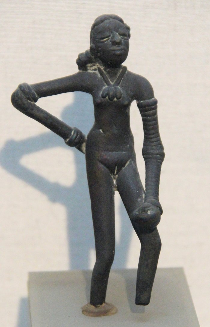 चित्र 4: मुअनजो-दड़ो की प्रसिद्ध "नर्तकी" की कांस्य प्रतिमा। चित्र: Gary Todd / Wikimedia Commons / CC0 1.0