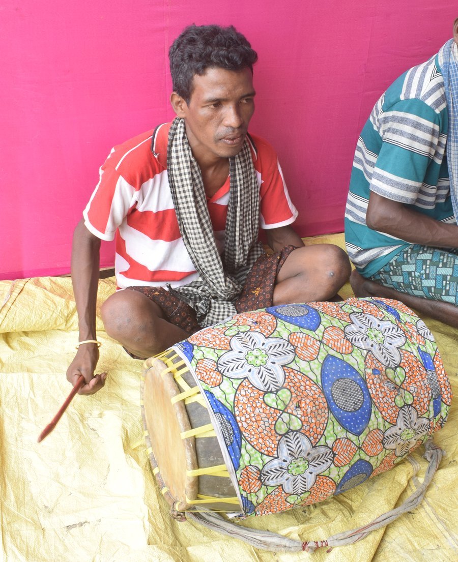 चित्र 1: पारंपरिक ढोलक, वही वाद्य जो कहानी में लुट्टन पहलवान का "गुरु" बनता है (चित्र: Sangram Keshari Senapati / Wikimedia Commons / CC BY-SA 4.0)