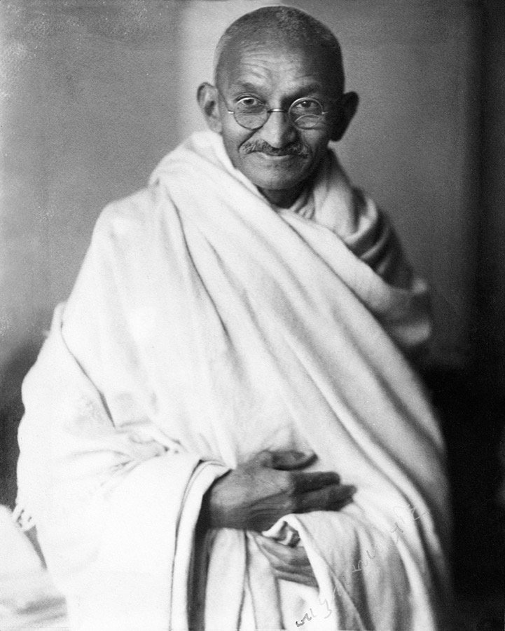 चित्र 3: महात्मा गांधी, 1931: निबंध के अंत में लेखक जिस "इतिहास-विभूति" को शिरीष से जोड़ते हैं, वे गांधीजी ही हैं (चित्र: Elliott & Fry / Wikimedia Commons / Public Domain)