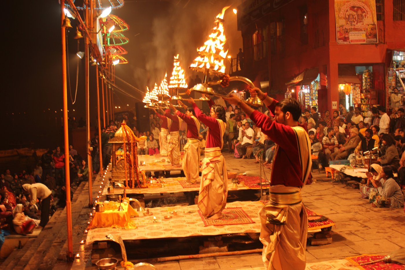 चित्र 2: दशाश्वमेध घाट पर होने वाली संध्या गंगा आरती, कविता में वर्णित "मंदिरों-घाटों पर जलने वाले दीप" और आस्था के इसी दृश्य की एक झलक। (चित्र: AKS.9955 / Wikimedia Commons / CC BY-SA 4.0)