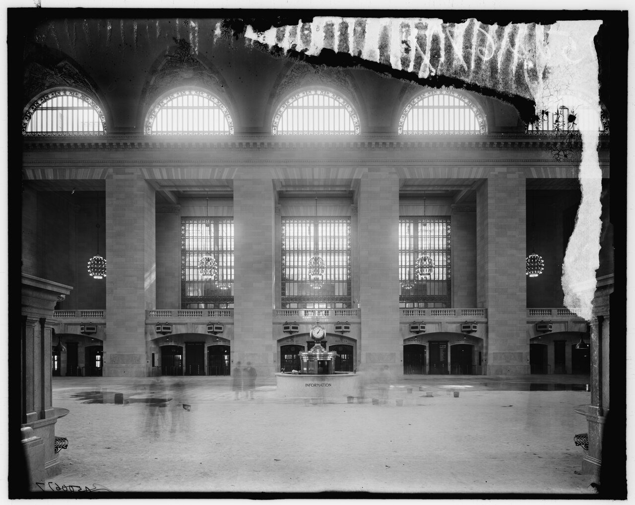 The Main Concourse of Grand Central Terminal, New York, the real, everyday station where Charley uses the first and second levels, and where he later stumbles onto a hidden third one. Photograph, Detroit Publishing Co. / Library of Congress / Public Domain.